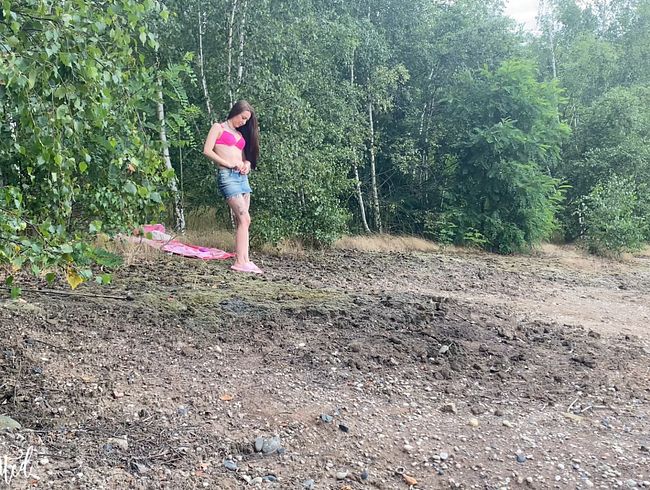 Trixie Tainted Porno Video: Anregende fin**rspiele am Seeufer und beobachtet von fremden Blicken.