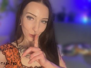 Trixie Tainted Porno Video: Leise Lust