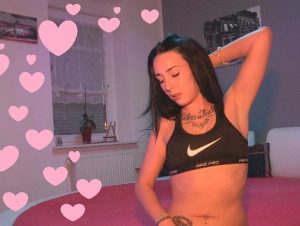 Trixie Tainted Porno Video: Trixie ganz Intim