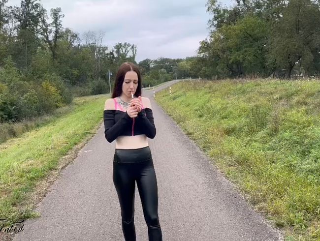 Trixie Tainted Porno Video: Zigaretten Pause